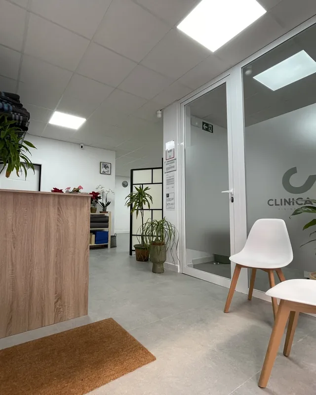 Recepción y zona de espera de Clínica Vigar en Málaga